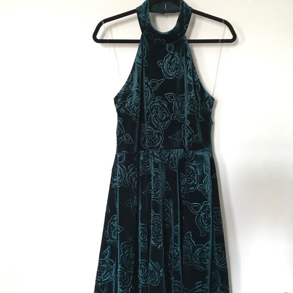Teeze me junior’s green velvet dress 👗 - Picture 5 of 8